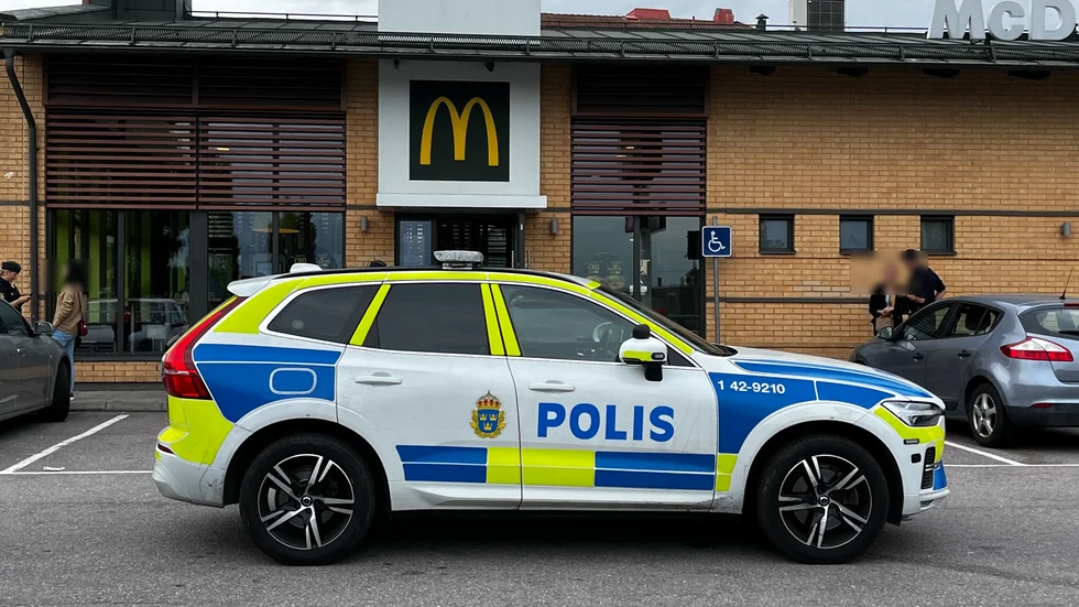 Polis och ambulans på plats vid Mc Donalds i Haga.