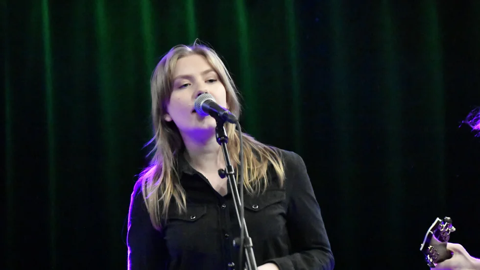 Fanny Lundmark sjunger i Husbandet under Skellefteå Blues Jam.