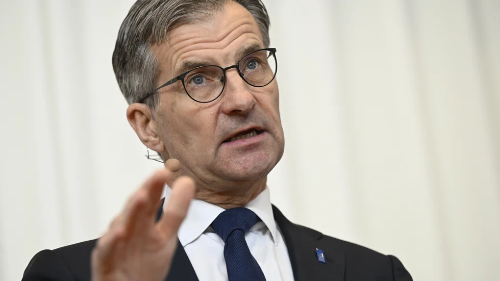Riksbanken, med chefen Erik Thedéen, väntas börja sänka styrräntan i maj enligt marknadens prissättning. Arkivbild.