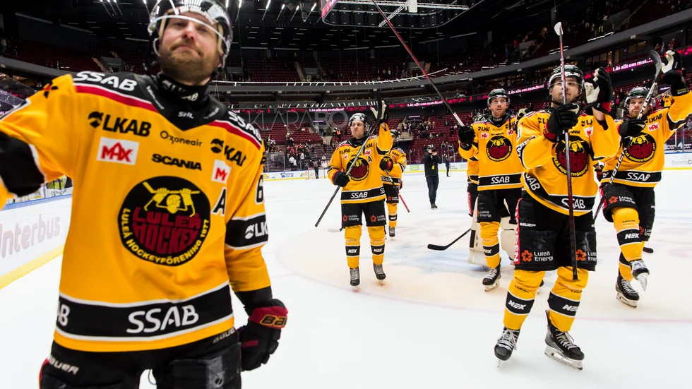 "Det här laget är fortfarande oerhört trubbigt. Jack Connolly ska inte behöva styra ett powerplay vid hans ålder och form, Linus Omark behöver någon som kan sätta hans passningar i mål och Pontus Andreasson behöver en exorcist. Och då har vi inte ens börjat prata om backsidan", skriver Pelle Johansson.