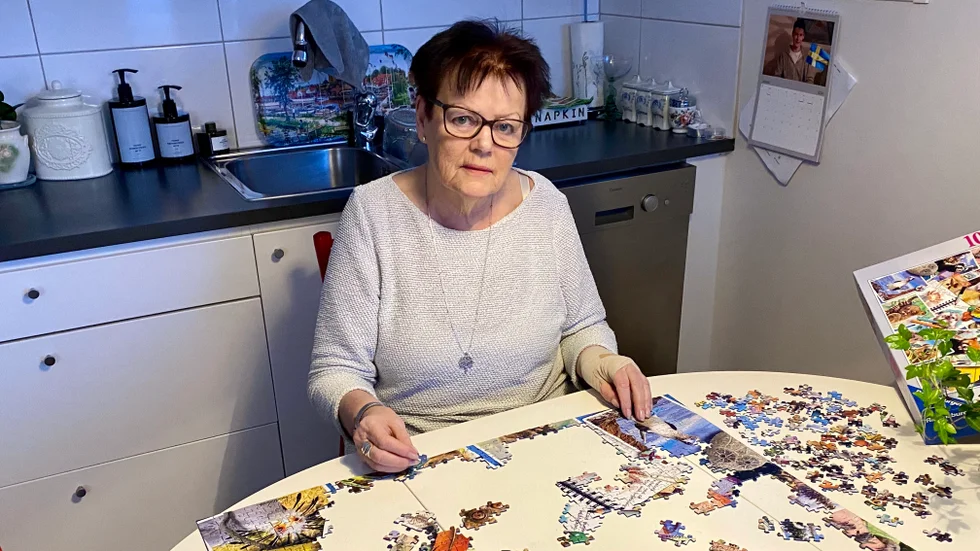 Majvor Lundahl ramlade när hennes rullator plötsligt tvärnitade på gruset. Nu kan hon inte ta sig utanför lägenheten och fördriver därför tiden med att lägga pussel.