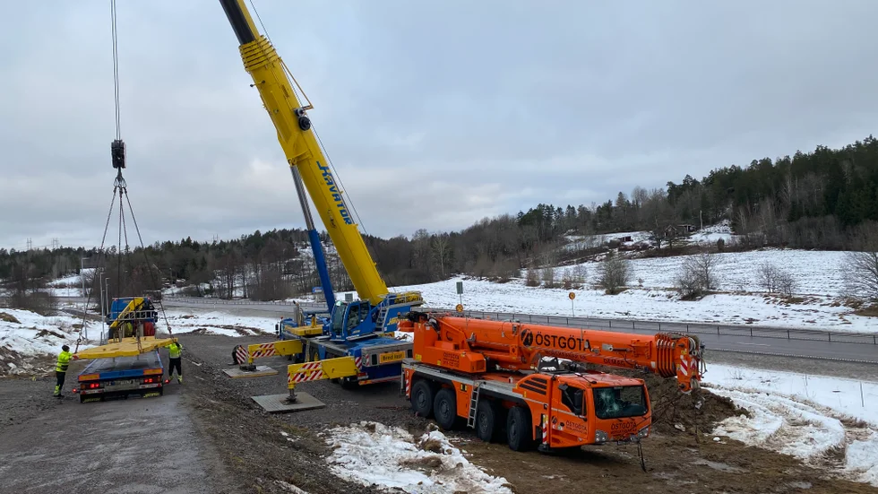 Den tunga mobilkranen stod under torsdagen uppställd vid riksväg 51 vid Melbysund för att sedan transporteras bort.