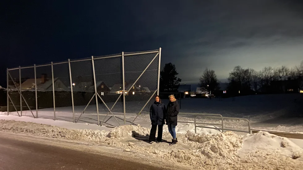 Det är mörka gångvägar till skolan för barnen i Skolsta. Felicia Theander och Jessica Stråle vill se förändring.