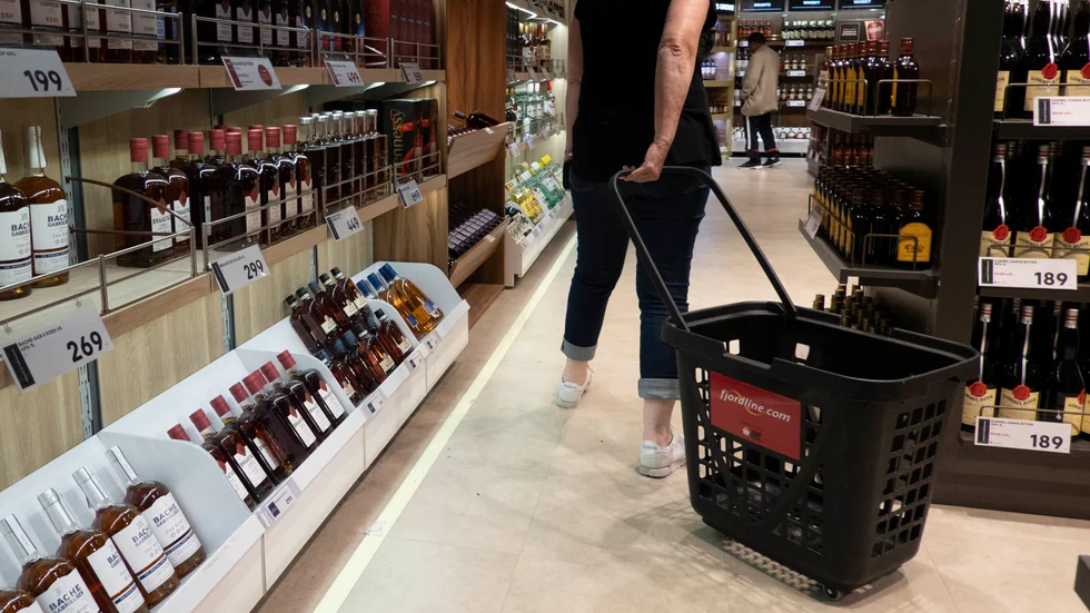 Svenskar tar med mindre alkohol hem efter resan. Arkivbild.