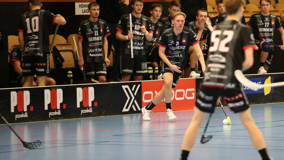 Anton Abrahamsson, med nummer 11 på bänken på bilden, toppar innebandytvåans poängliga efter fem matcher. Solfjäderstaden har fyra raka segrar.