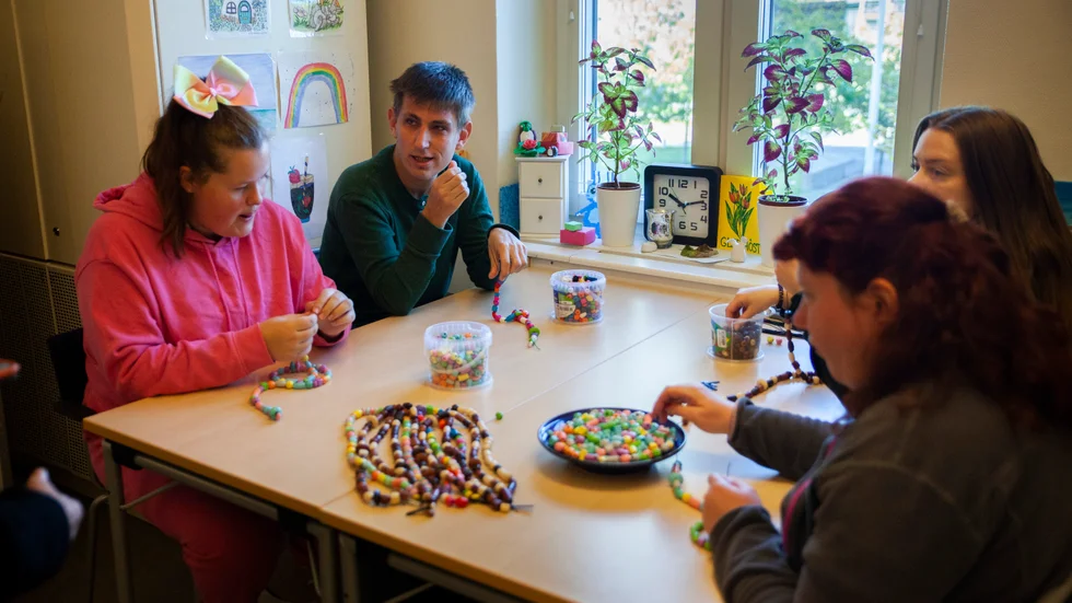 Här sitter några av personerna bakom pärlsuccén.