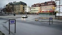 VT:s fotograf har tagit sig friheten att montera på de nya skyltarna vid
Fiskartorget med datorns hjälp. I verkligheten ska de vara på plats först om någon vecka. Strategiskt utplacerade betongpollare ska få bilisterna att hålla nere hastigheten. Foto: MAGNUS GLANS
