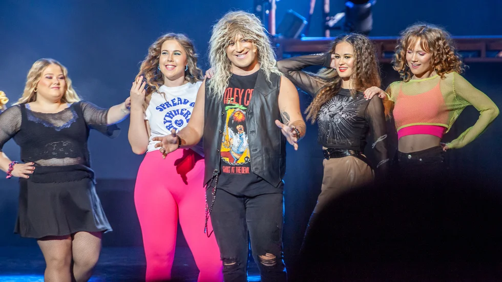 "Rock of ages" är en fartfylld historia med många kostymbyten.