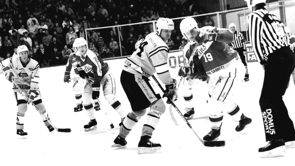 Peter Lindström var en av Romas bästa spelare. Längst till vänster i bakgrunden Lasse Edman, skicklig på isen också han.