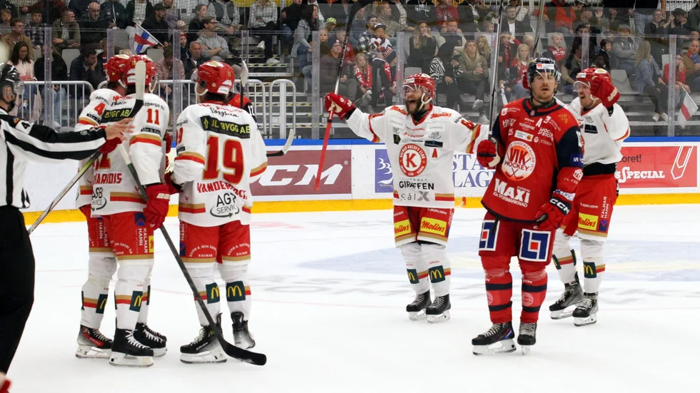 Det var i samband med ett powerplay som ett skott från en Kalmarit nästan går in i mål. Domarna vinkade dock avvärjande. Jublet på läktaren förbyttes i frustration.