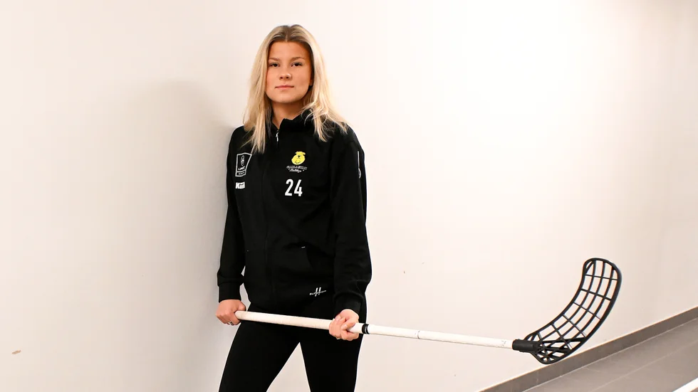 Ebba Hultman är ett av många nya ansikten i Gamla stan inför den här säsongen. En av spelarna som har lämnat laget är storasyster Elin Hultman. I premiären ställs de mot varandra.