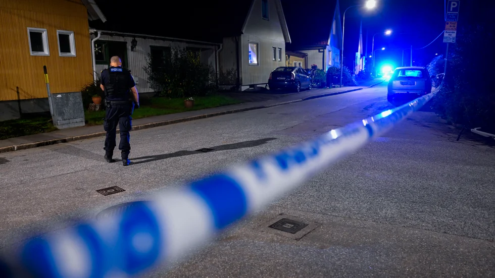 Avspärrningarna togs bort under fredagsmorgonen, men fortfarande är det oklart om pojken blev skjuten på platsen eller hade flyttats dit, enligt polisen.