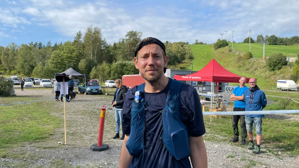 Jon Brunk från Stockholm stannade till då Sörmland 100 trail run hade en pausstation vid Ryssbergen. För de allra tuffaste började löpningen på fredagen. "Jag har sprungit i 14 timmar nu och undrar lite varför jag egentligen gör det här. Löpningen är lite som en drog och man blir lite beroende av känslan".