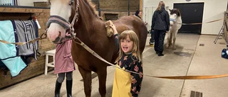 Julia, 6 år, älskar sina fredagar på ridlekis