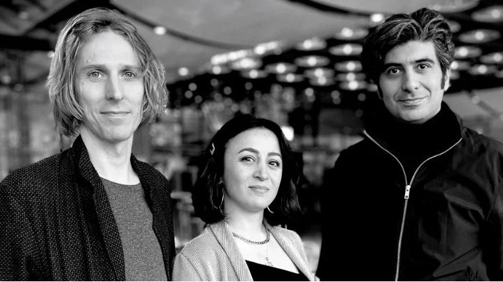 Gruppen West Middle East bestående av Love Antell, Ola Husamou och Arya Aramnejad håller konsert under kickoffen för Banned Books Week Sverige i Luleå.