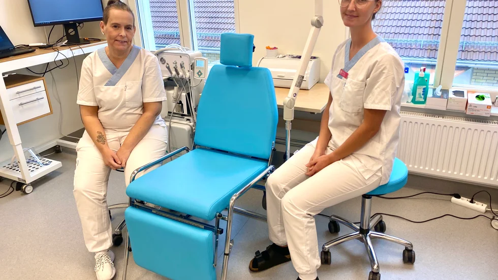 Susanne Ebbesdotter Nöjd, tandsköterska och Emmy Johansson, tandläkare håller nu till i ett rum på Ängsgården. Det handlar om folktandvårdens nya mobila enhet som flyttar runt.