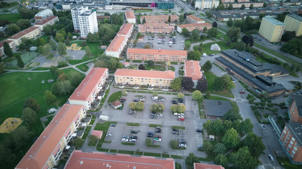 Det var i ett flerfamiljshus i den här delen av Hageby som fyra skott avlossades mot en lägenhetsdörr den 14 september.