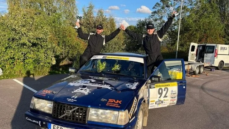 Daniel Suvala och kartläsaren Patrik Johansson firar andraplatsen i Sverigecupen.