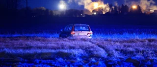 Förare somnade vid ratten – körde ut på åker