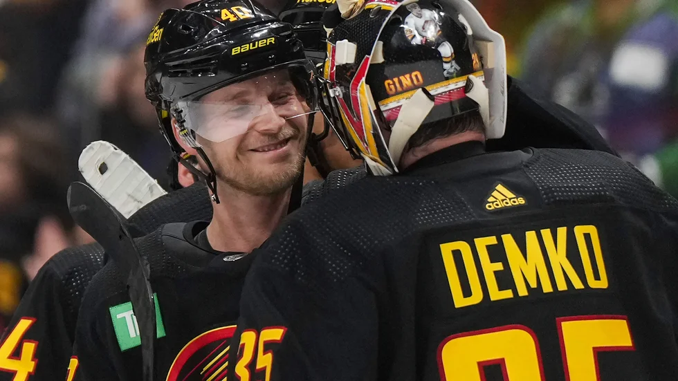 Vancouvers Elias Pettersson, till vänster, firar segern mot Nashville tillsammans med målvakten Thatcher Demko.