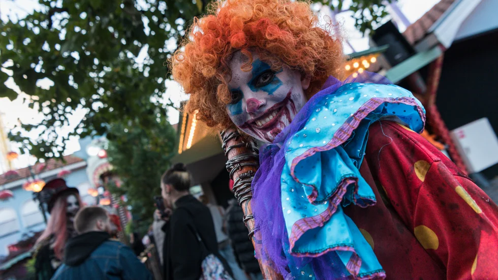 "Uppenbarligen håller vi på att ta efter allt som kommer från USA. Även skräcken för att någon ond clown ska ha en kulspruta gömd under sin Halloween-kostym", noterar tidningens krönikör.