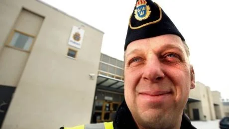 GLAD. Johan Grenfors, polismästare på Gotland, gläds åt att brottsligheten på ön sjunker mest i hela landet.foto: tommy söderlund