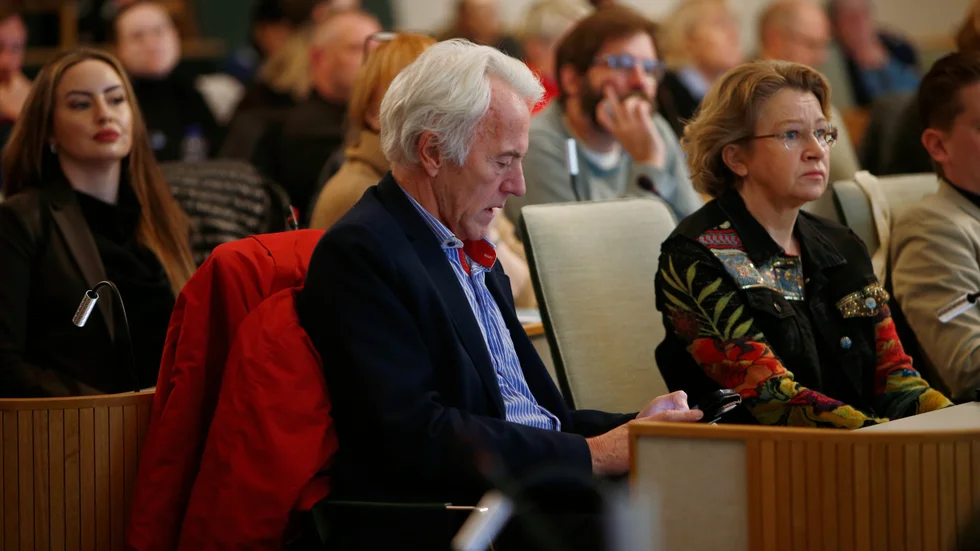 Här ser vi Reidar Svedahl och hans vikarie som gruppledare Monica Holtstad. Det lokala partiet ska givetvis avgöra hur och om Svedahl ska fortsätta som förtroendevald i Norrköping.