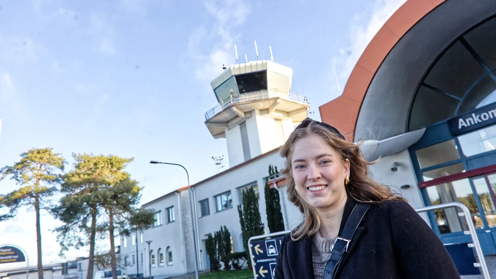 Cornelia Jacobsson är sedan sommaren 2023 certifierad flygledare med arbetsplats i tornet på Arlanda. Men klättrade hon upp i Visby-tornet skulle hon lekande lätt kunna lotsa flygplanen där också.
