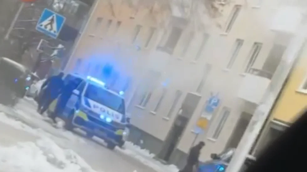 Flera polisfordon larmades till centrala Linköping.