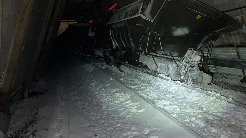 De båda snögalleriorna, tunnlarna, som finns i området runt Vassijaure station är påverkade. Här är bild från natten. 