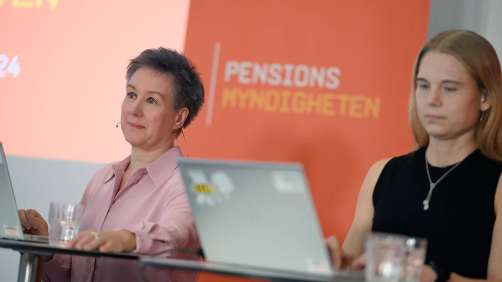 Pensionsspecialist Agneta Claesson (vänster) och analytiker Linda Wiese under Pensionsmyndighetens pressträff om pensionerna för 2024.