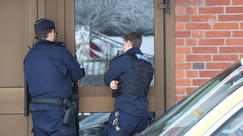 Polisen knackade dörr i Valsätra på torsdagsmorgonen. 
