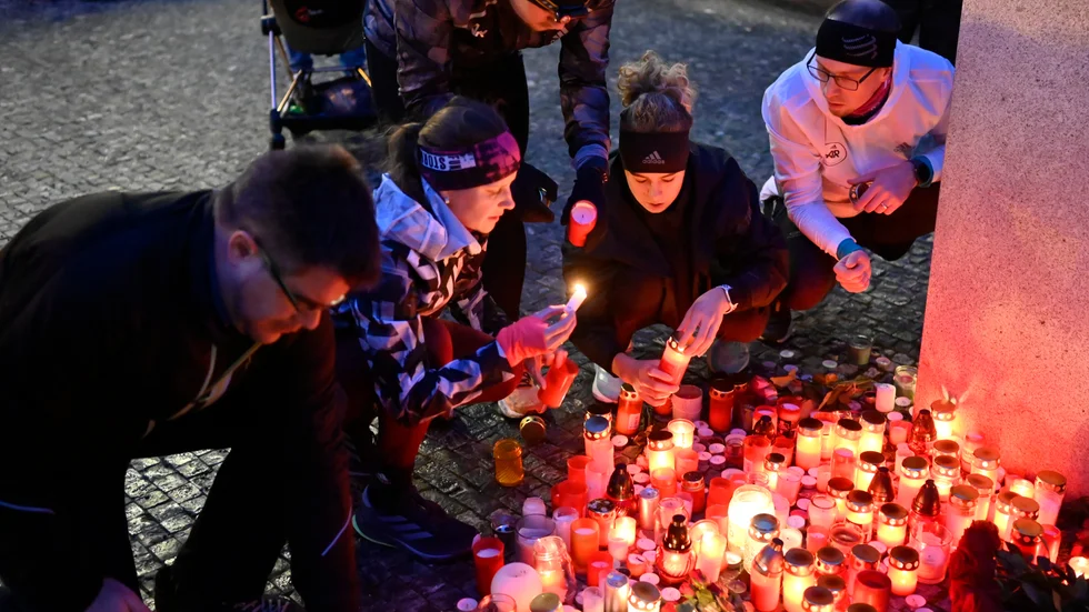 Sörjande tänder ljus utanför huvudbyggnaden på Karlsuniversitet i Prag efter att 13 personer miste livet när en ensam gärningsman öppnade eld med automatvapen.