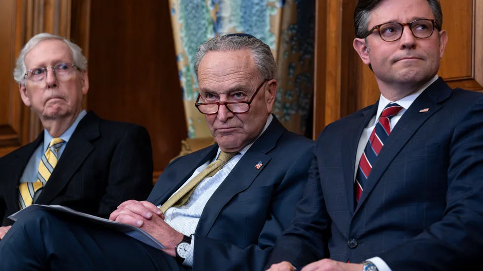 Ledaren för Republikanerna i senaten, Mitch McConnell bredvid majoritetsledaren Senaten Chuck Schumer och, till höger representanthusets talman, Republikanen Mike Johnson. Arkivbild.