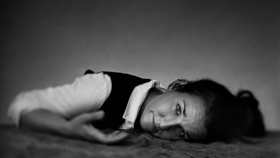 Hanna-Linnea Rengfors är född 1981 i Skokloster. Senast gav hon 2022 ut romanen "Tillsammans i mörker."