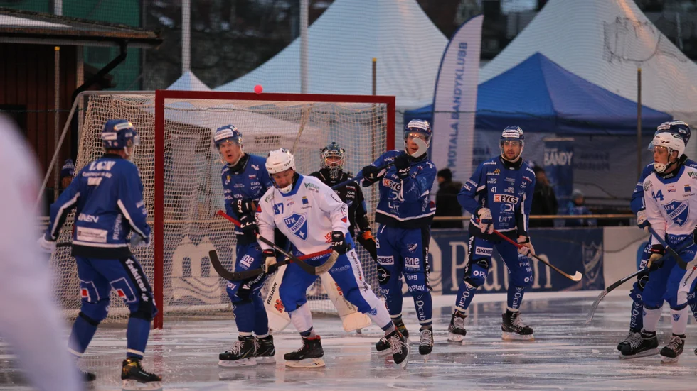 IFK Motalas libero Nicklas Ögren slår undan på tennis på Vänersborgs inspel i elitseriematchen på LMT arena som sågs av 384 åskådare. IFK tog en viktig seger.
