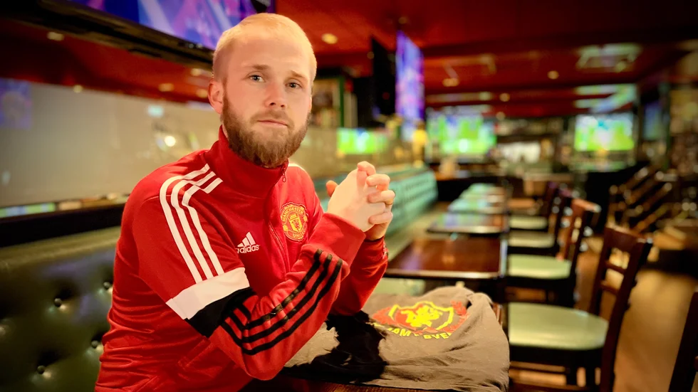 Adam Stenberg har kallat United-fansen till en egen slags hemvändarkväll på annandagen då Manchester United möter Aston Villa.