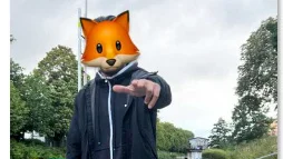 I telefonen hittade bilder på mannen där han täckt ansiktet med en räv-emoji.