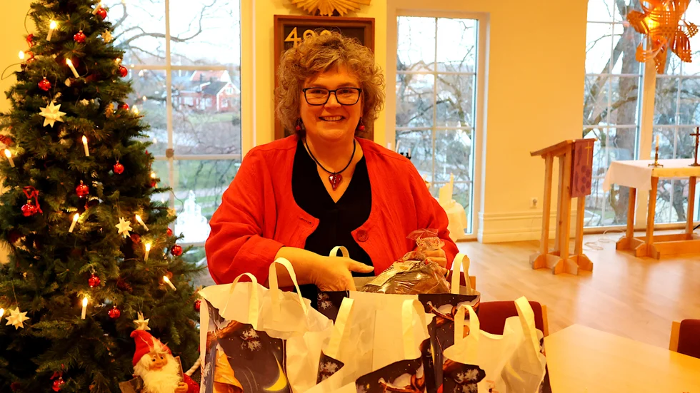 Ett 25-tal ansökningar om hjälp med julmat och pengar till julklappar åt barnen har kommit in till kyrkan i år. Diakon Ylva Nilsson packar de skänkta matkassarna sen ansökningstiden för årets jul gått ut.