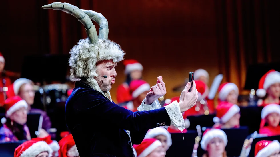 Patrik Östholm fick hoppa in som en hypermodern julbock då ordinarie bock tvingades ställa in i sista sekund.