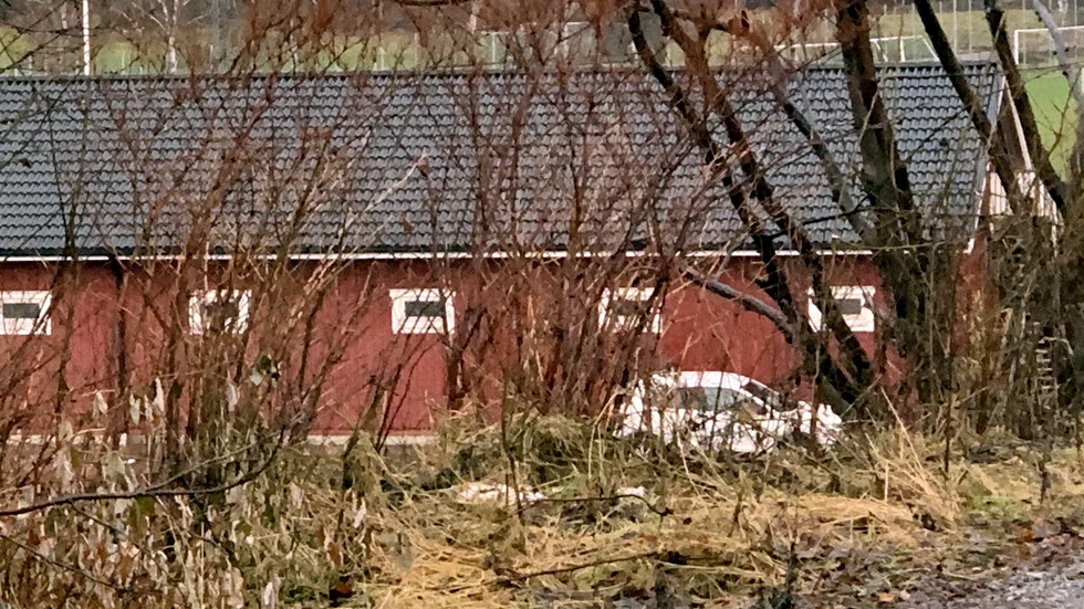 Här står p-vakten vid Balstas fotbollsplaner.