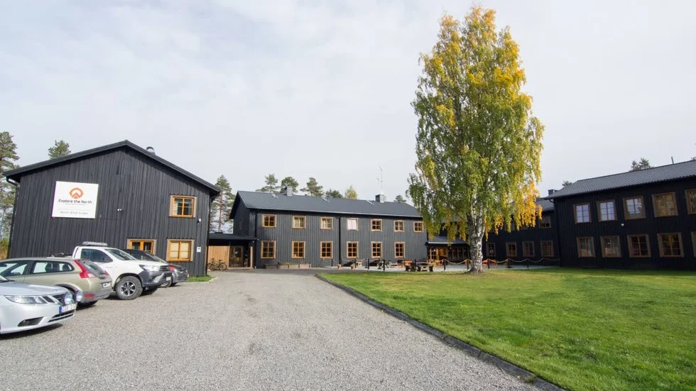 Det var två män, anställda på exklusiva Arctic River Lodge i Tärendö, som räddades från att drunkna vid lördagens drama. "Vi är så glada över grannen Christer Erikssons insats", säger platschefen Kristina Inga. 