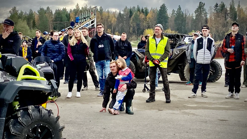Förare och publik stannade upp för att hedra bortgångne Tim Markund. En tyst minut hölls på Piteå motorstadion där SxS Nordic-tävlingarna pågick under lördagen. 