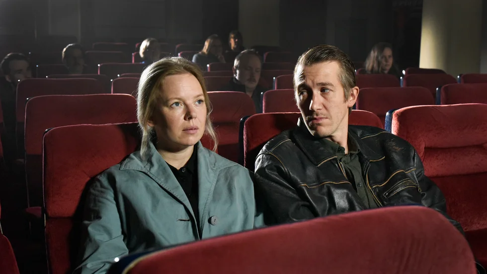 "Höstlöv som faller" är en romantisk saga om människor långt ned på samhällsstegen – kryddad med lakonisk humor och referenser till filmklassiker.