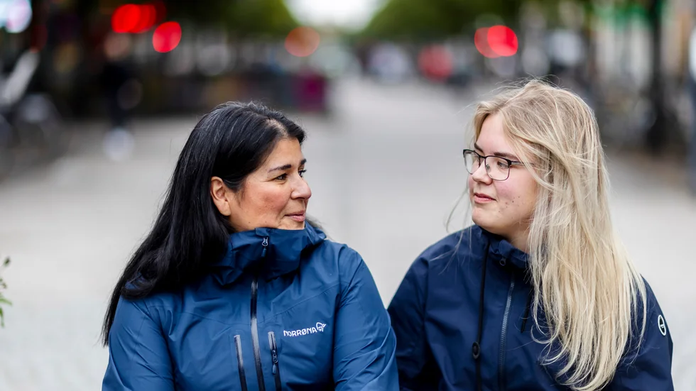 I skolan behövs fler vuxna som är beredda att lyssna på barnen, tycker Anna Behm och Ada Westerberg.
