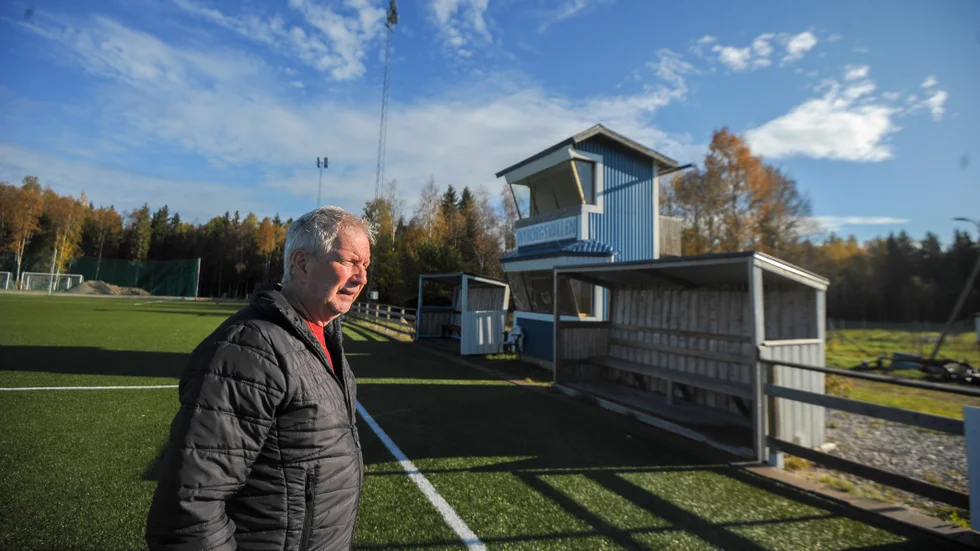 Stefan Vikström, "Sargvakten", skriver en bok om Kalix första säsong i bandyns högstaserie.