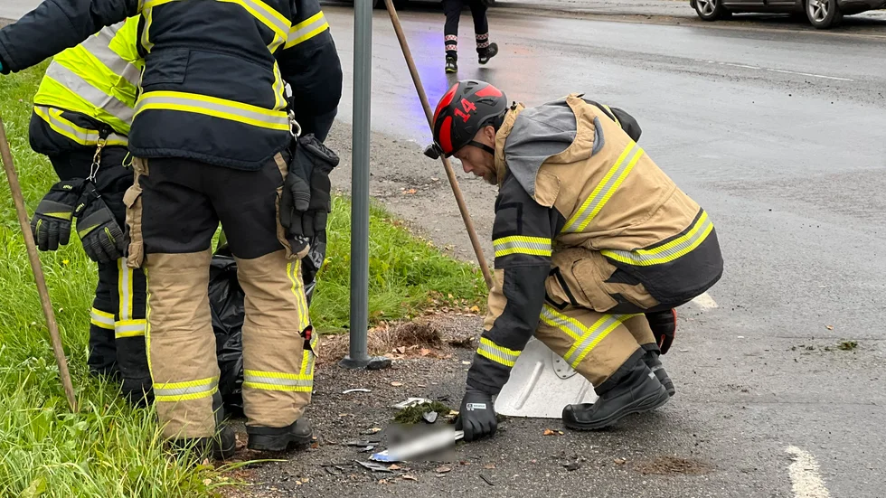 Delar av ena bilen samlas ihop, bland annat registreringskyltenn.