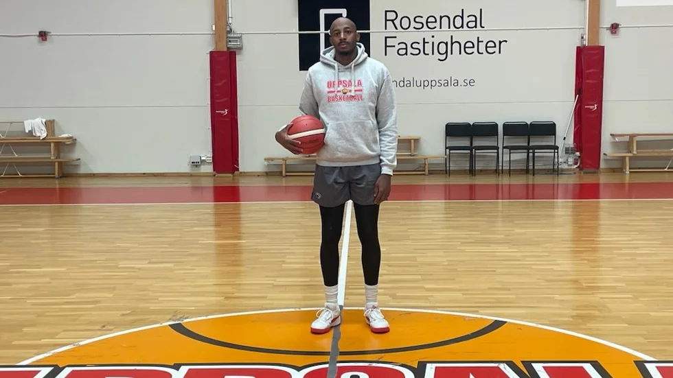 27-årige amerikanen Jeremiah Paige för första gången i USIF Arena i Uppsala. Han förstärker laget, som inlett ligaspelet med två raka förluster.