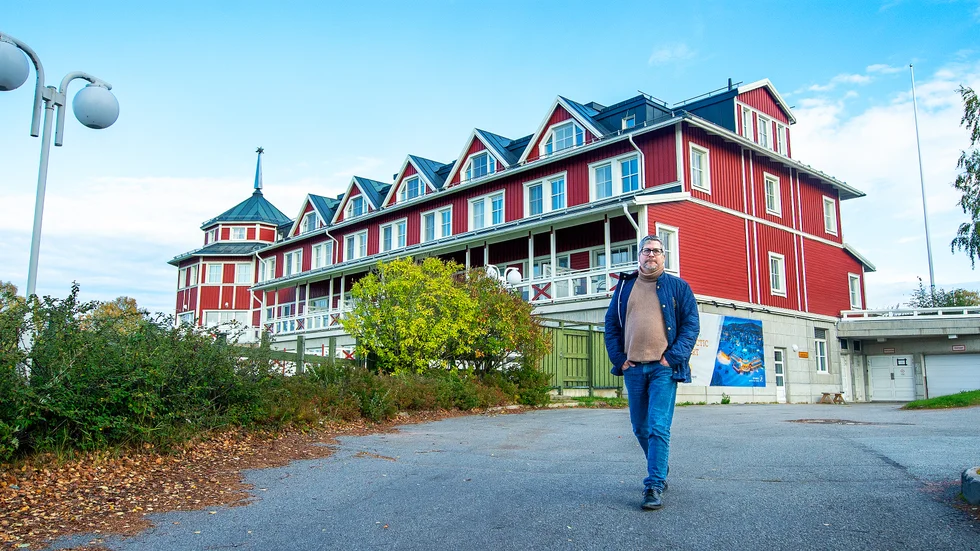 Turerna fortsätter kring det omskrivna hotellet i Överkalix.
