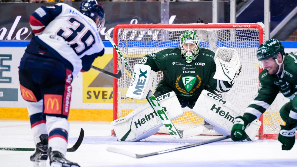 Ty Rattie testar skott mot Färjestads målvakt Carl Lindbom.